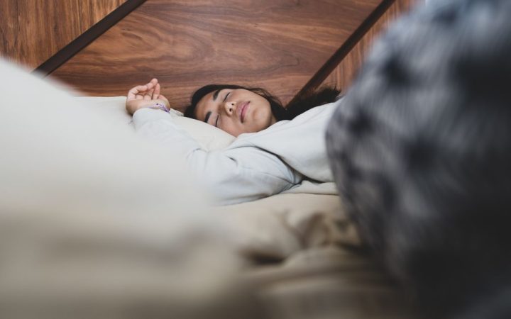 Come dormire meglio la notte: rimedi e abitudini che funzionano