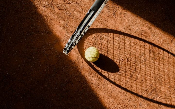 Come giocare a tennis senza spendere molto nel 2026