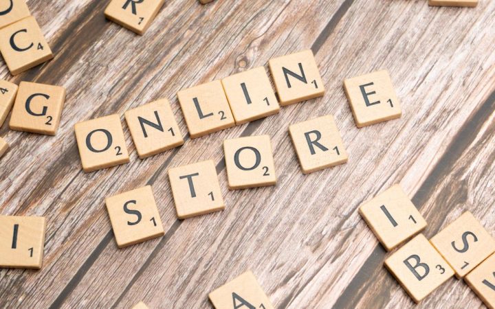Banche UK spingono clienti vulnerabili verso app online, rischi e critiche