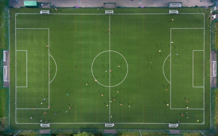 Calcio partite notturne e lavoro flessibile nel Regno Unito: come cambiano vita e orari nel 2026