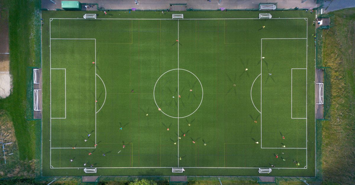 Calcio partite notturne e lavoro flessibile nel Regno Unito: come cambiano vita e orari nel 2026