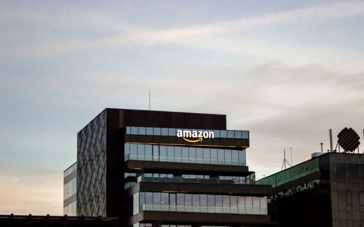 Amazon accusato da Warner Bros di assunzioni illegali: il caso che ridefinisce i rapporti tra tech e media