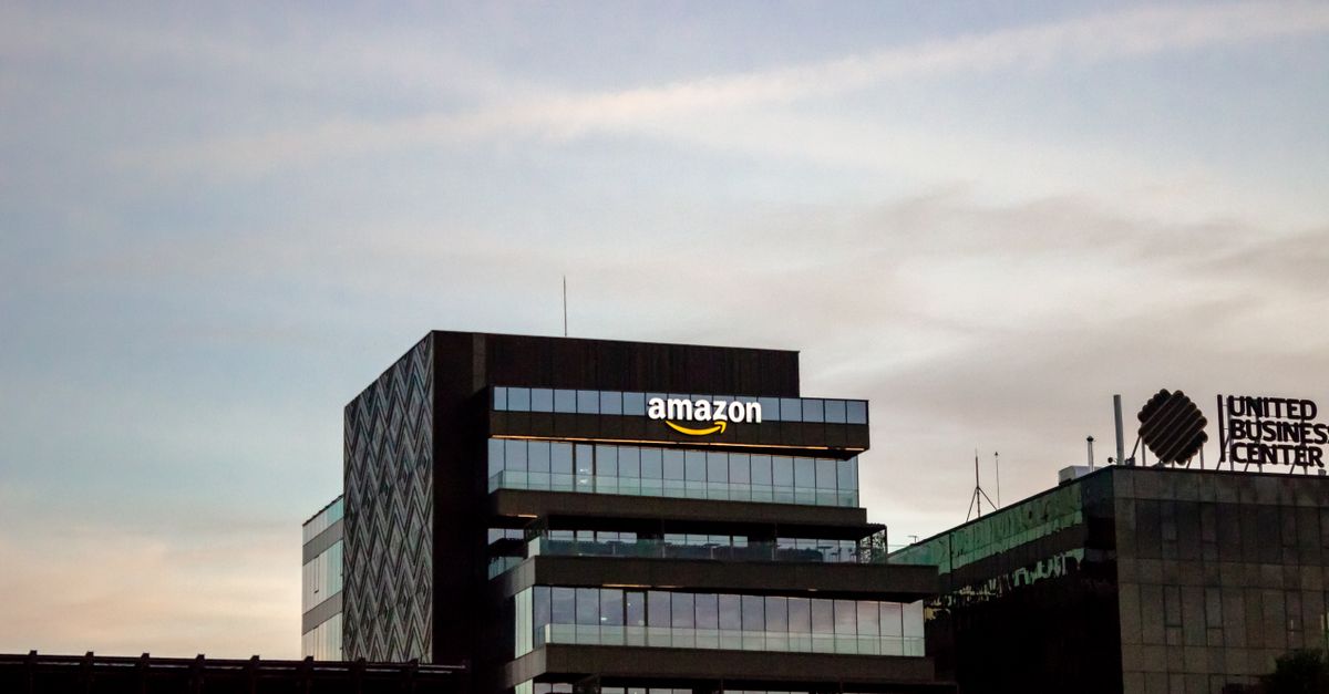 Amazon accusato da Warner Bros di assunzioni illegali: il caso che ridefinisce i rapporti tra tech e media
