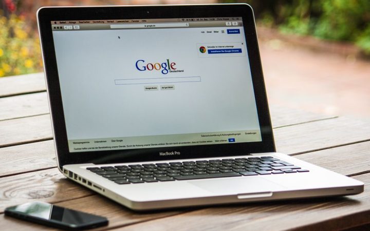 Google chiarisce come funziona la priorità del primo link interno per la SEO