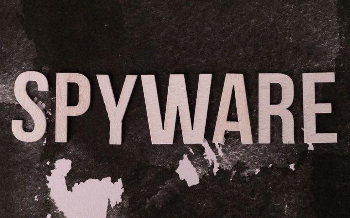 L’hacker che ha umiliato le aziende spyware senza essere preso: cosa ci insegna l’hackeraggio dei sistemi spyware nel 2026