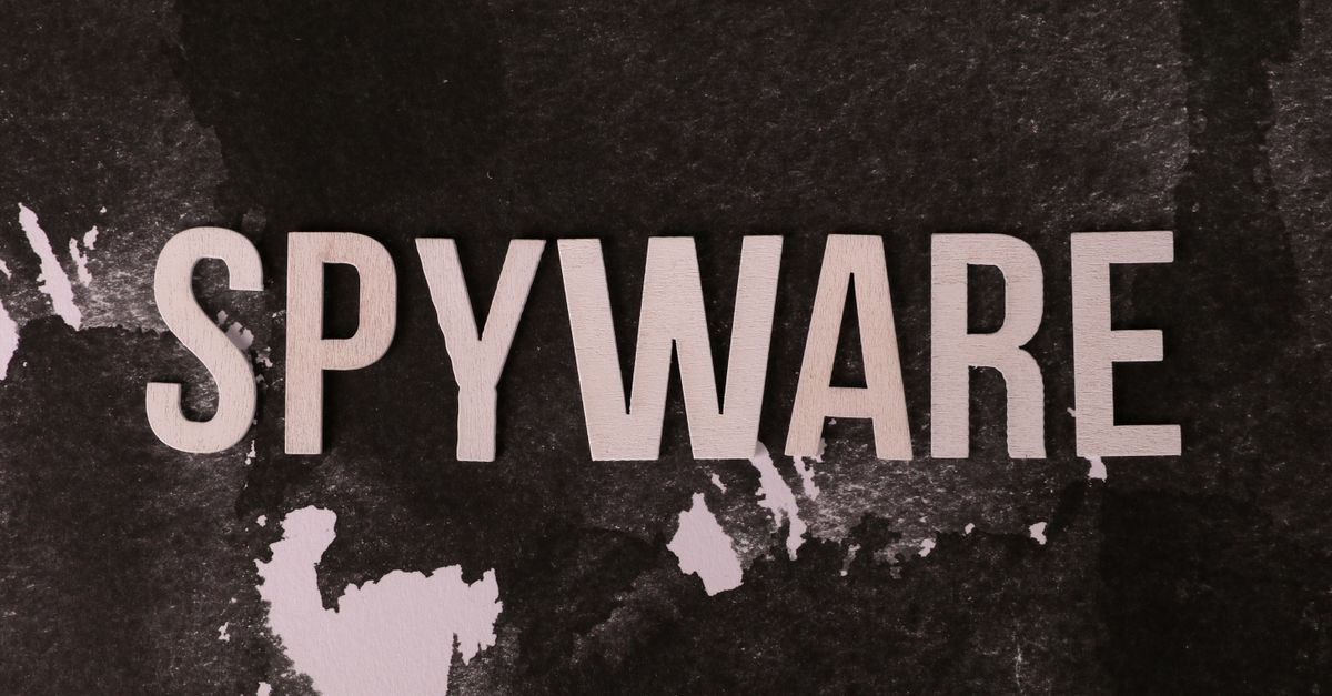 L’hacker che ha umiliato le aziende spyware senza essere preso: cosa ci insegna l’hackeraggio dei sistemi spyware nel 2026