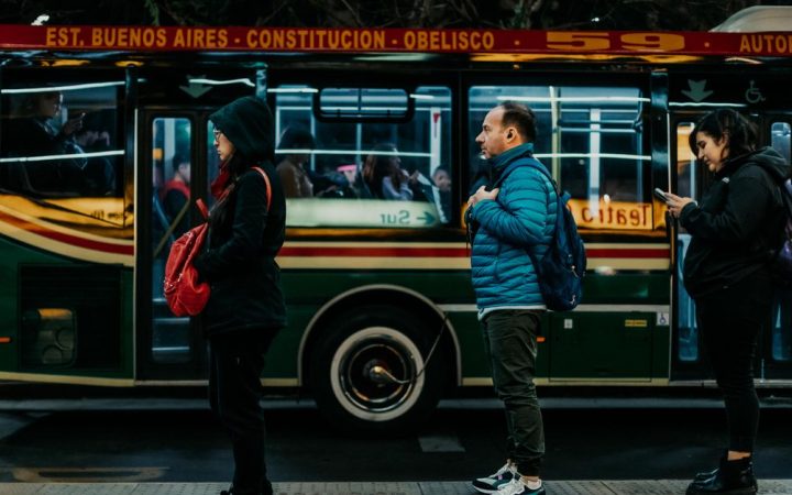 Inghilterra: tariffe autobus limitate a 2 sterline da gennaio