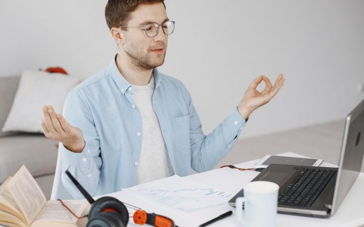 Mindfulness avanzata per freelance digitali: esercizi pratici che potenziano il lavoro remoto