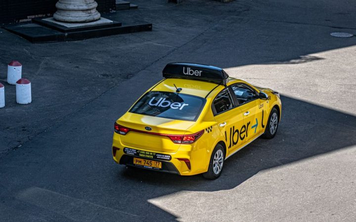 Cause della multa a Uber per le sospensioni automatiche dei driver: un caso che scuote la gig economy