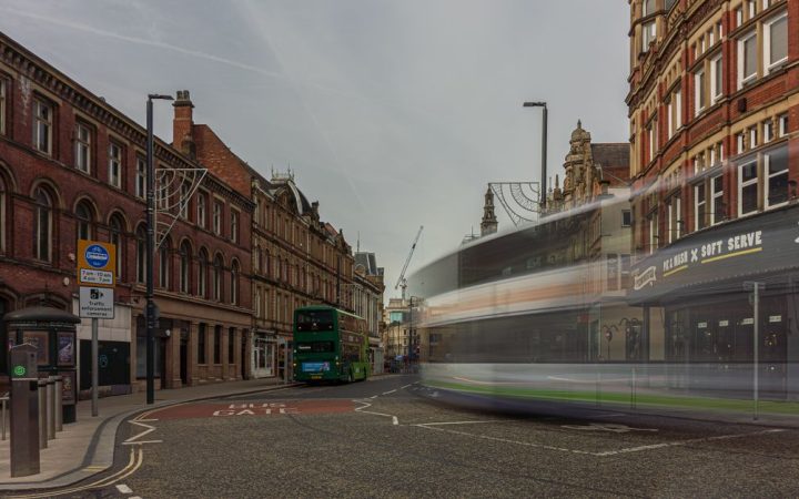 Blackout di 90 secondi scatena caos trasporti UK: quanto è fragile la nostra rete?