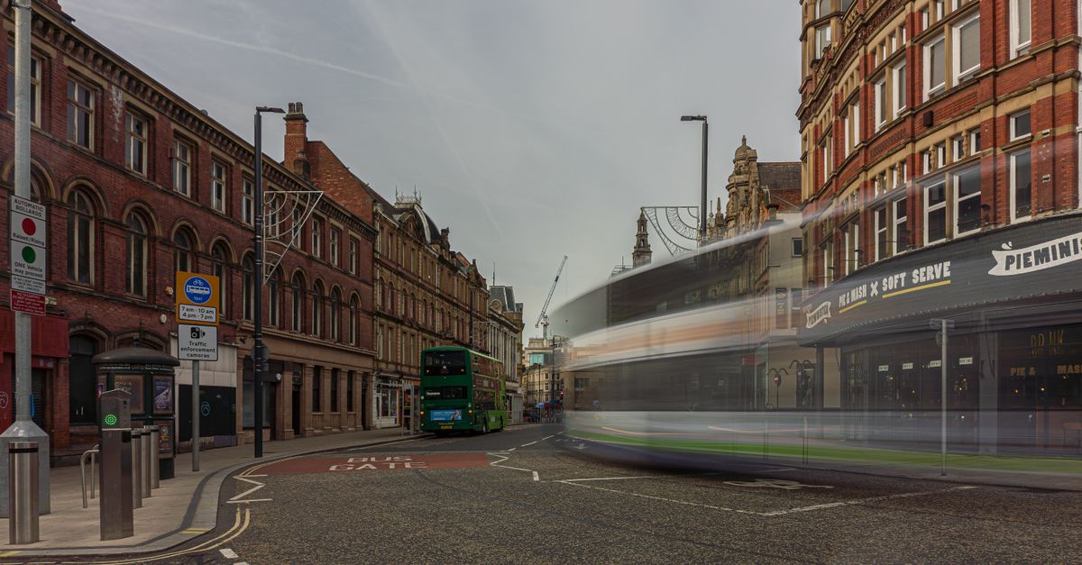 Blackout di 90 secondi scatena caos trasporti UK: quanto è fragile la nostra rete?