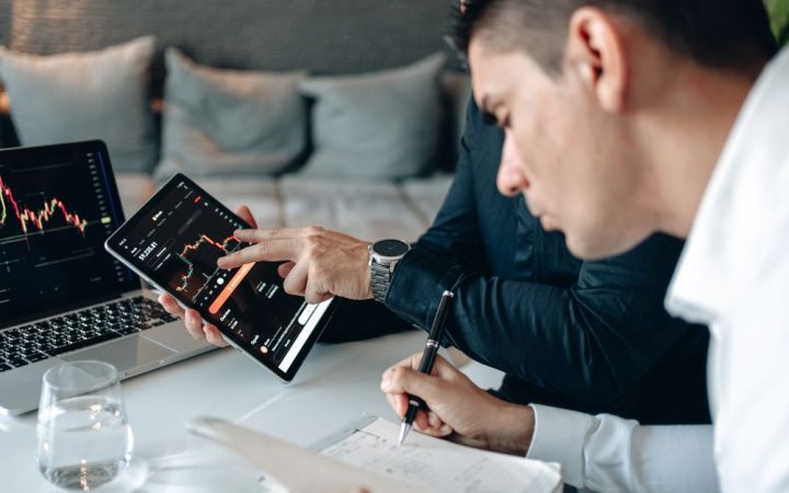Insight Partners diversifica investimenti AI oltre OpenAI: una strategia che guarda al futuro reale dell’intelligenza artificiale