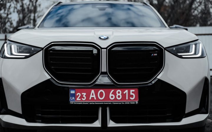 BMW iX4: SUV elettrico sportivo con 428 miglia di autonomia