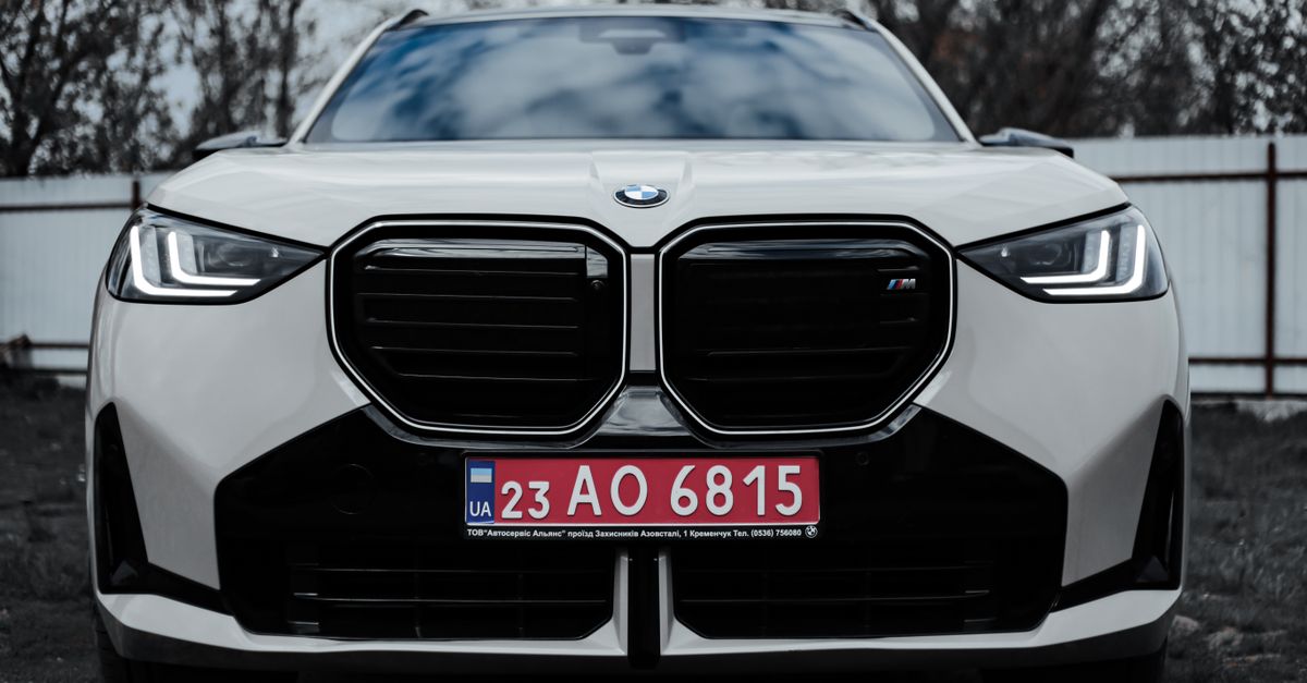 BMW iX4: SUV elettrico sportivo con 428 miglia di autonomia