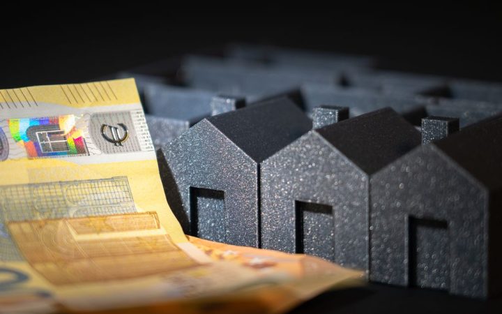 UK stanzia 1 miliardo per housing sociale nel budget 2026: quale impatto per settore e investitori