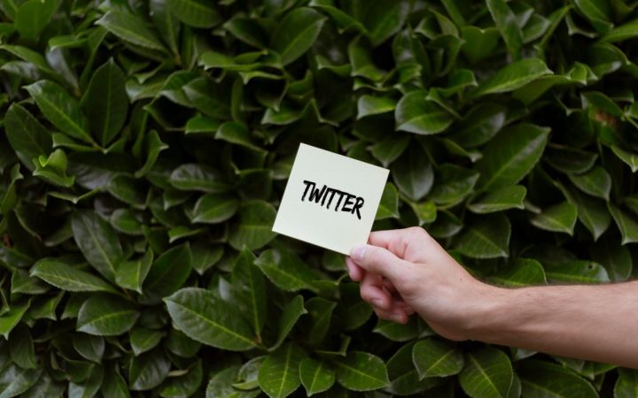 X spinge utenti a promuovere post con la mano indicatrice: impatto su engagement e dinamiche social