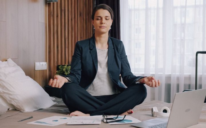 Yoga mirato contro stress e burnout per professionisti digitali