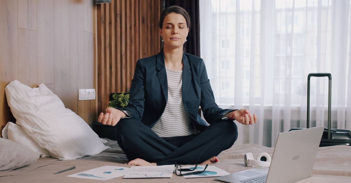 Yoga mirato contro stress e burnout per professionisti digitali